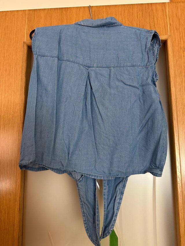 Camisa vaquera sin mangas de segunda mano por 10 EUR en Palencia