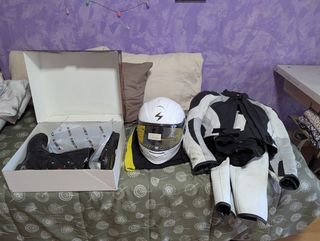 Traje moto mujer + casco + botas