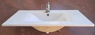 Lavabo de cerámica con grifo