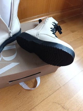 Botines Mustang Blancos y Negros