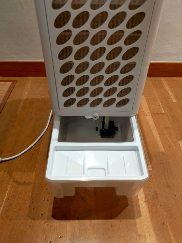 Enfriador de aire portátil gris y blanco