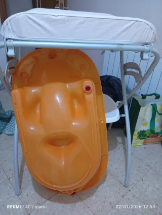 Cambiador de bebé con bañera