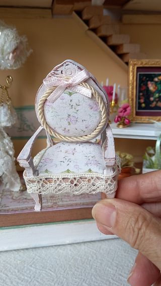 Miniatura poltrona dollhouse floreale