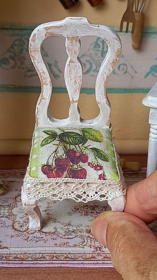 Sedia miniatura per bambole stile shabby chic