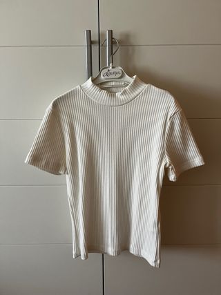 Camiseta blanca ajustada, manga corta, cuello alto