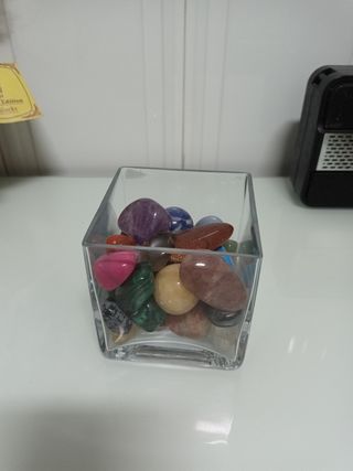 Vasi de cristal con piedras minerales