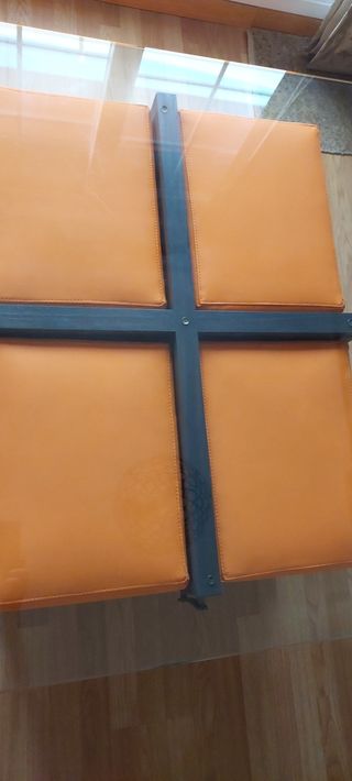 Mesa centro cristal con 4 puffs naranja