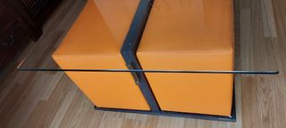Mesa centro cristal con 4 puffs naranja