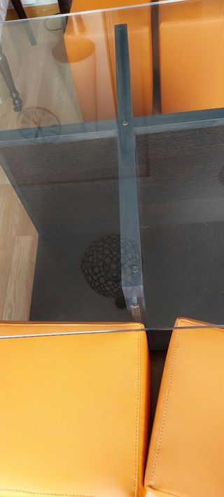 Mesa centro cristal con 4 puffs naranja