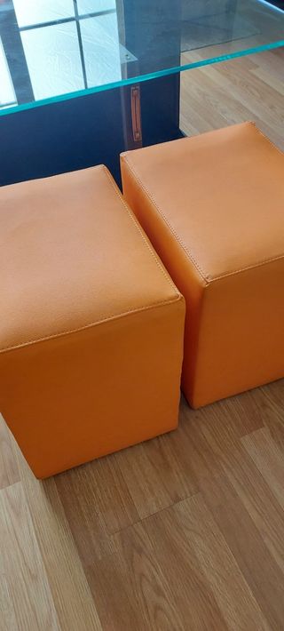 Mesa centro cristal con 4 puffs naranja