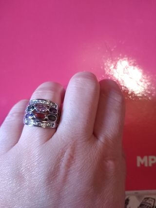 Anillo plateado con piedras de colores