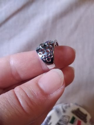 Anillo plateado con piedras de colores