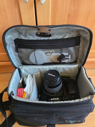 Cámara Nikon F70 con objetivo Kenko