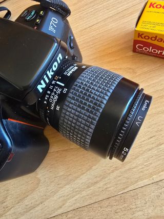 Cámara Nikon F70 con objetivo Kenko