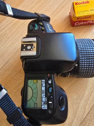 Cámara Nikon F70 con objetivo Kenko