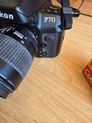 Cámara Nikon F70 con objetivo Kenko