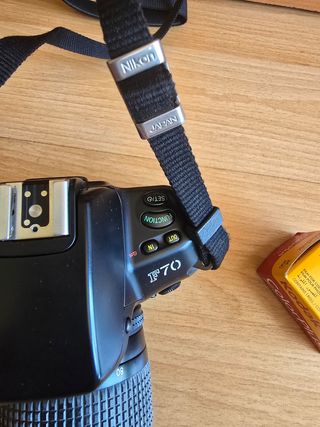 Cámara Nikon F70 con objetivo Kenko