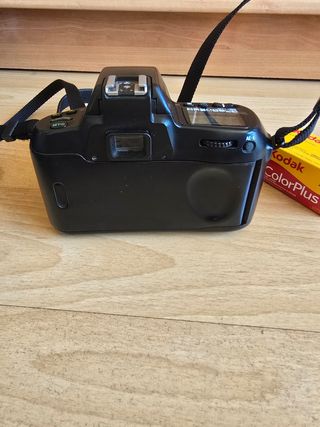 Cámara Nikon F70 con objetivo Kenko