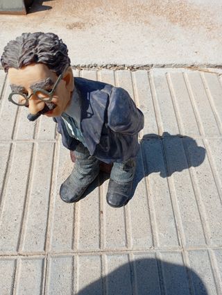 Figura decorativa de hombre con cigarro