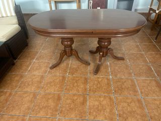 Mesa de comedor ovalada de madera