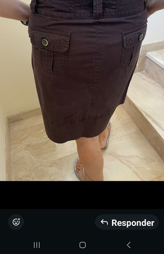 Falda de algodón marrón con bolsillos.