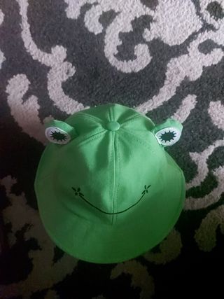 Gorra de rana con ojos