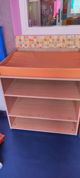 Mueble cambiador infantil con estantes