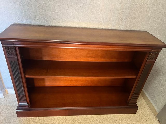 Mueble de madera tallado