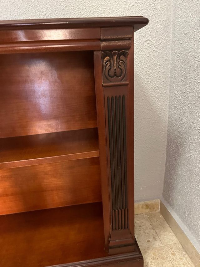 Mueble de madera tallado