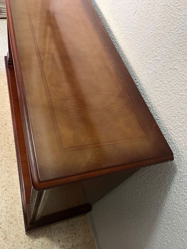 Mueble de madera tallado