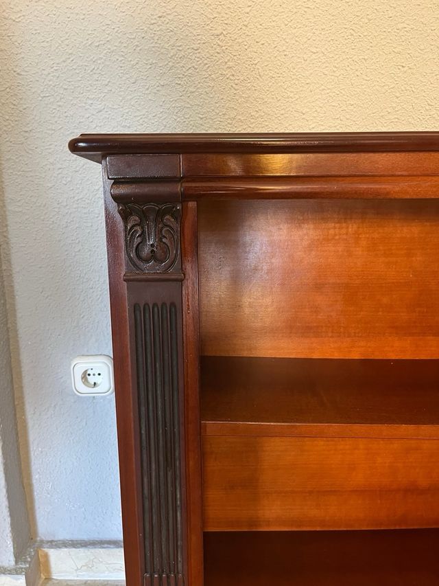 Mueble de madera tallado