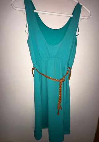 Vestido verde azulado con cinturón trenzado