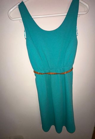 Vestido verde azulado con cinturón trenzado