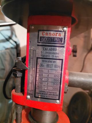 Taladro de columna rojo