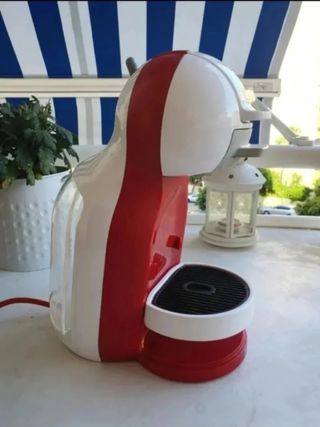 Cafetera Nescafé Dolce Gusto Roja y Blanca