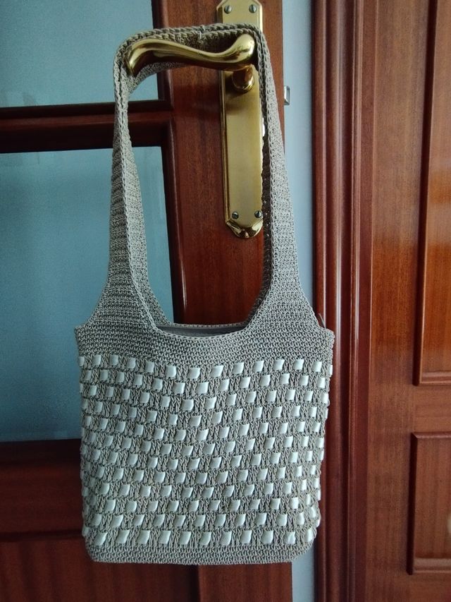 Bolso de hombro tejido con detalles