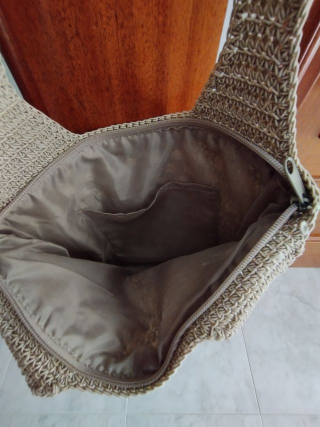 Bolso de hombro tejido con detalles