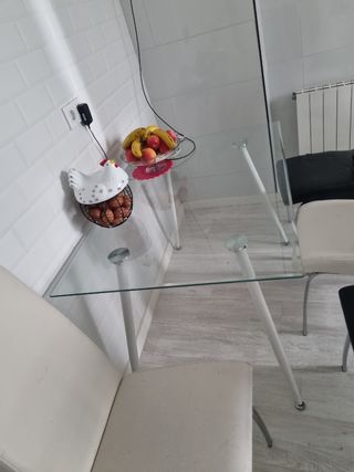 Mesa de cristal con 4 sillas