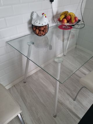 Mesa de cristal con 4 sillas