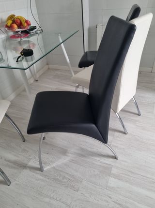 Mesa de cristal con 4 sillas