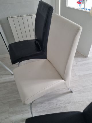 Mesa de cristal con 4 sillas