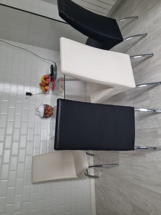 Mesa de cristal con 4 sillas