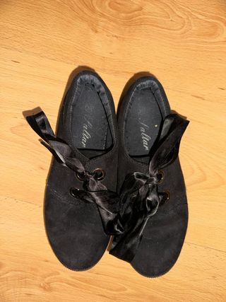 Zapatos negros con cordones de cinta