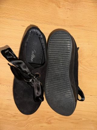 Zapatos negros con cordones de cinta