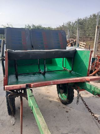 Carro de caballos verde y rojo.