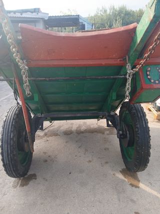 Carro de caballos verde y rojo.