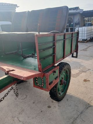 Carro de caballos verde y rojo.