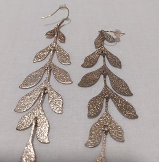 Pendientes largos dorados con diseño de hojas