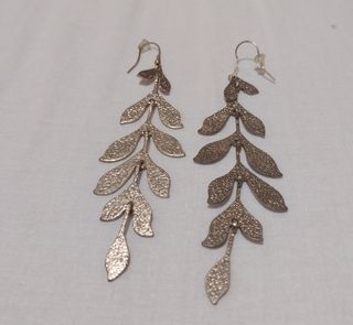 Pendientes largos dorados con diseño de hojas