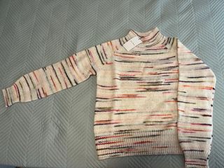 Jersey de mujer con cuello alto y estampado